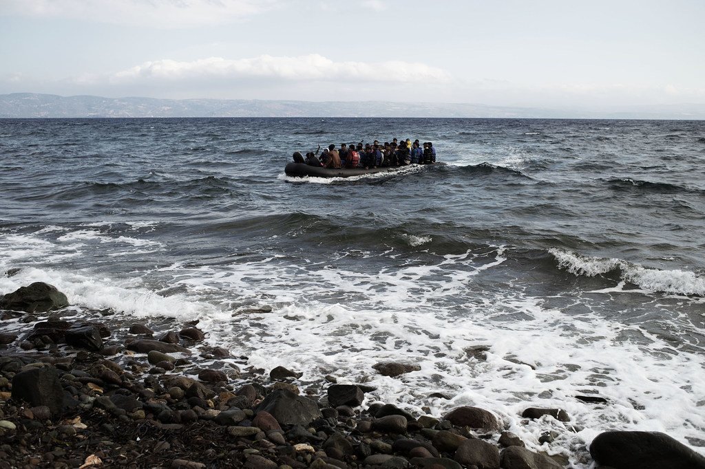 2015年9月13日，寻求庇护者乘坐漂流船抵达北爱琴海地区莱斯博斯岛的海岸，其中大部分来自阿拉伯叙利亚共和国。