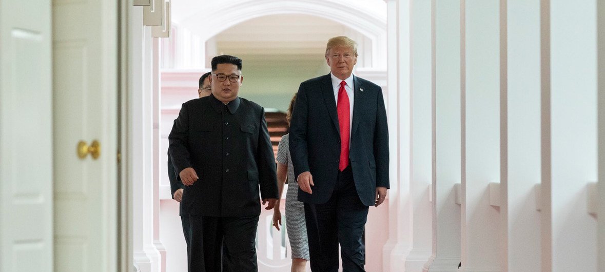 US President Donald Trump (r) meets Kim Jong-un of the Democratic People's Republic of Korea in Singapore.