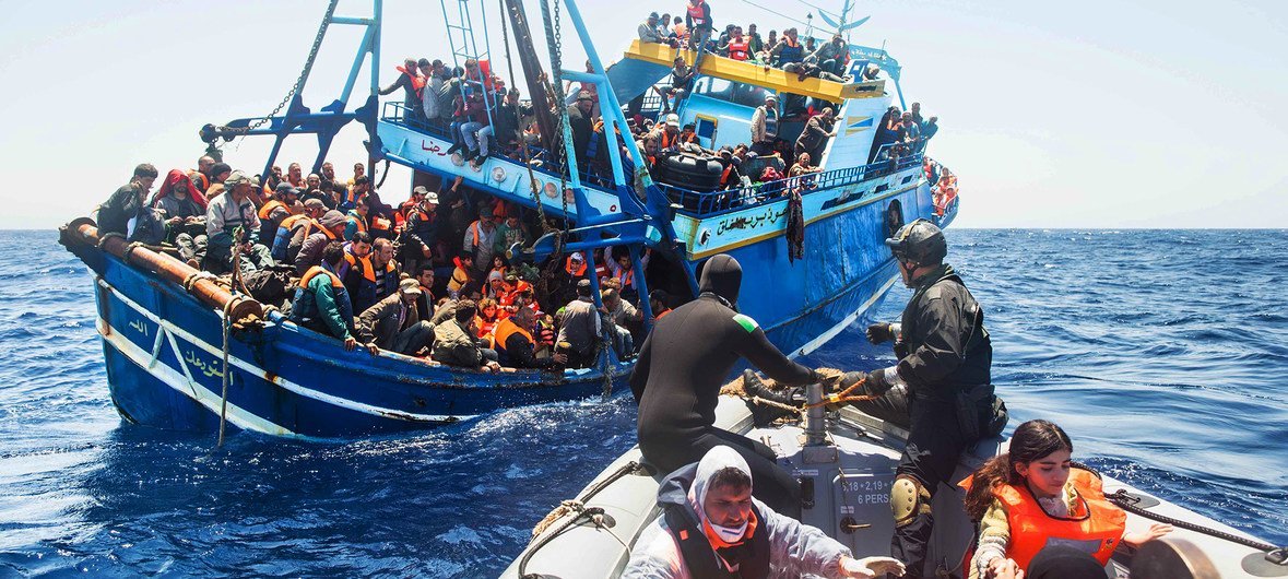 意大利海岸警卫队在地中海上救起移民。