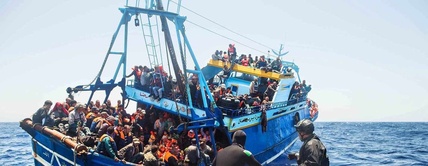 A Marinha italiana resgata migrantes no Mar Mediterrâneo
