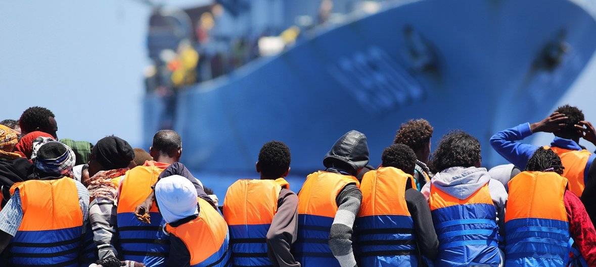 Migrantes cruzando el Mediterráneo rescatados por un buque belga.