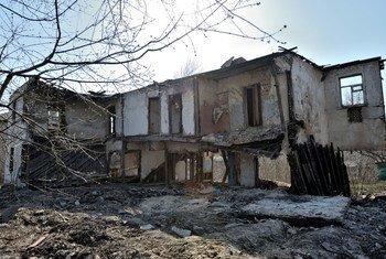 在乌克兰卢甘斯克地区的武装冲突中被摧毁的一个村庄的房屋遗骸。