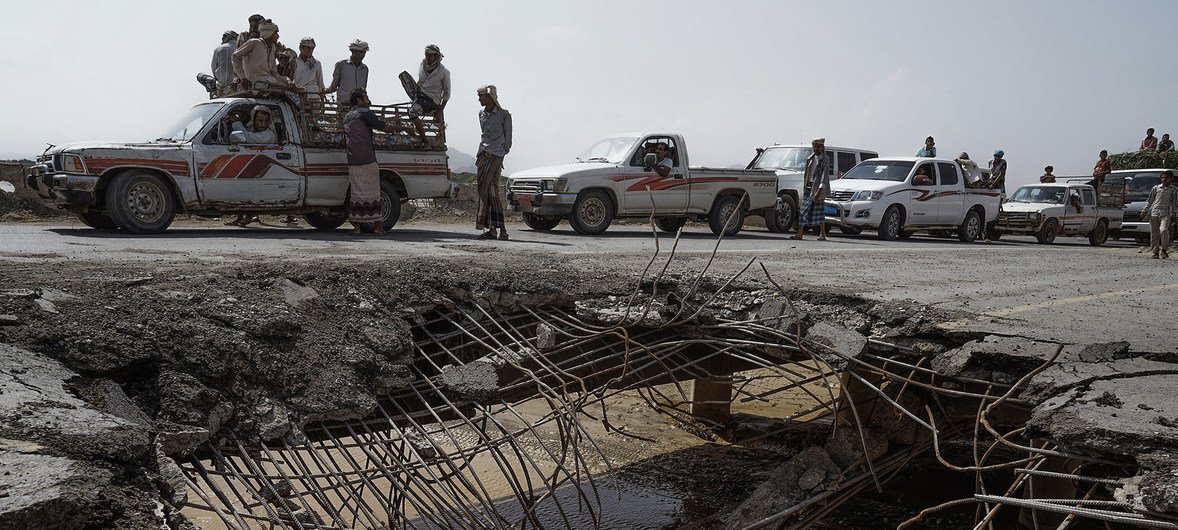 汽车和卡车排队等待通过一座在2016年空袭中遭到损毁的大桥。这是从荷台达通往也门其他城市的四条主要道路之一。