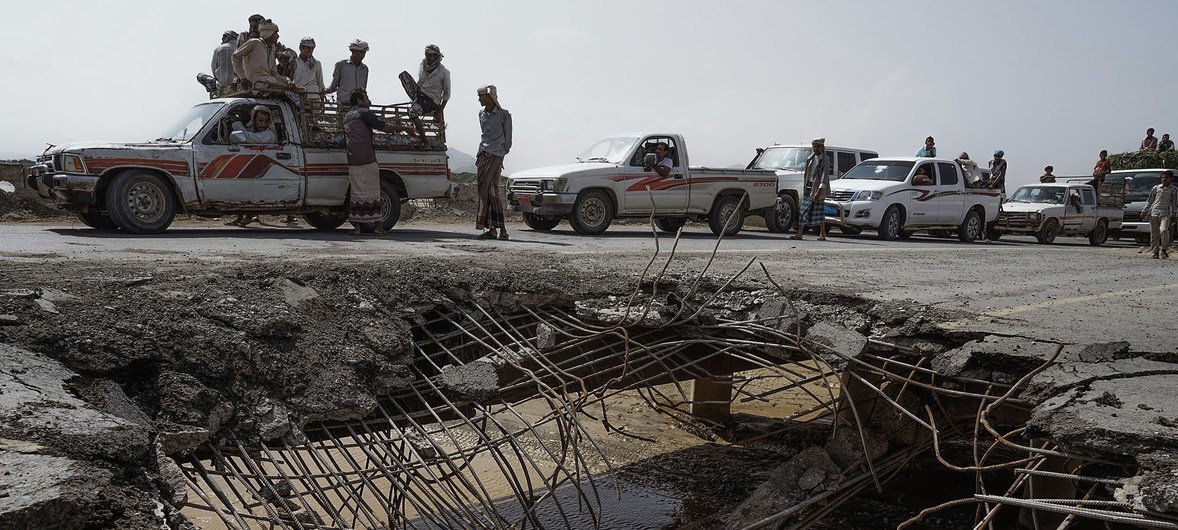 Des voitures et des camions font la queue pour franchir un pont qui a été touché par un raid aérien en 2016. Cette route est l'une des quatre routes reliant Hodeïda (Al Hudayda) au reste du pays.