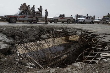 Vehículos esperando en fila para pasar sobre un puente dañado por un ataque aéreo en 2016. La carretera es una de las cuatro que unen Hodeida (Al Hudayda) con el resto del país.