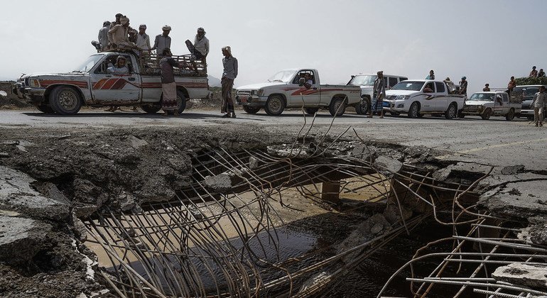 Coches y camiones esperan para pasar sobre el puente Hajjah, en Al Hudayda, Yemen, que fue destruido por el conflicto.
