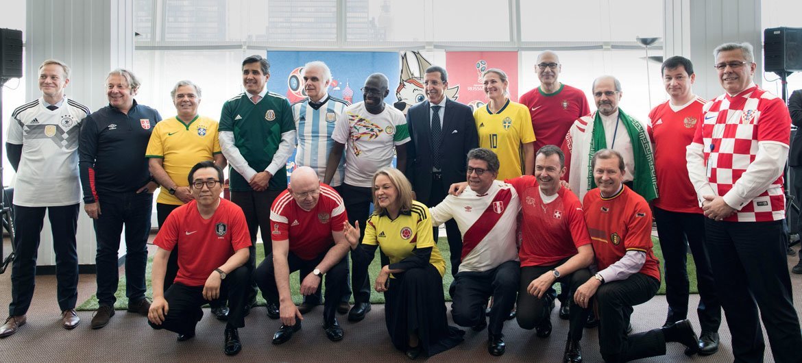 Embaixadores de países-membros do Conselho de Segurança posam com seus uniformes na Copa do Mundo de 2018.