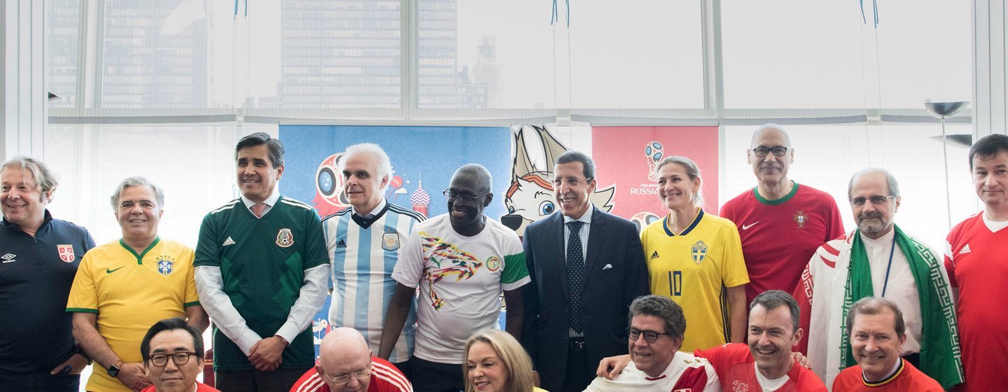 Embaixadores de países-membros do Conselho de Segurança posam com seus uniformes na Copa do Mundo de 2018.
