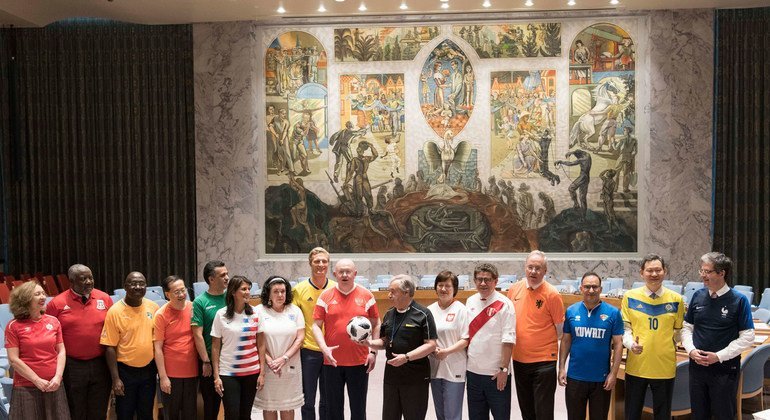 Secretário-geral António Guterres e embaixadores dos Estados-membros do Conselho de Segurança vestem camisa de sua nação em apoio à Copa do Mundo de 2018.