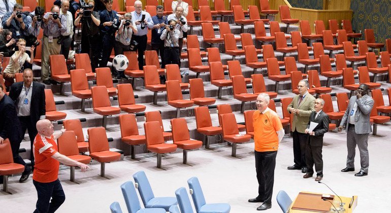 Embaixadores do Conselho de Segurança exibem suas habilidades com camisas de seus países.