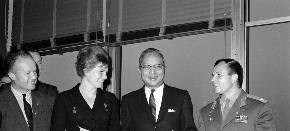 Первые мужчина и женщина в космосе: советские космонавты Юрий Гагарин и Валентина Терешкова с Генеральным секретарем ООН У Таном в Нью-Йорке в октябре 1963 года