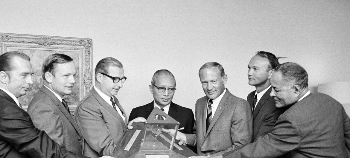 US astronauts and representatives present UN Secretary-General U Thant with a piece of lunar rock and the UN flag that accompanied astronauts Neil Armstrong, Edwin Aldrin, Jr. and Michael Collins on their journey to the Moon in 1969.  (file)