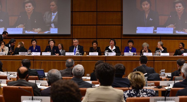 Женщины, работающие в сфере мирного освоения космического пространства, собрались на конференции ООН в честь 50-летия первого полета женщины в космос. Вена, 2013 год