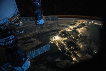国际空间站飞过日本上空时拍摄的照片。
