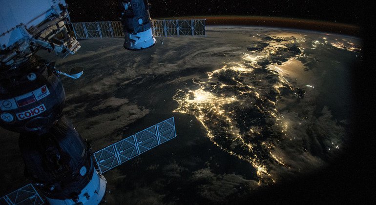  Vista de la tierra desde la Estación Espacial pasando sobre Japón.