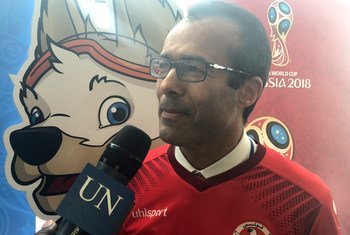محمد خالد الخياري، السفير التونسي لدى الأمم المتحدة مرتديا الزي الرياضي لمنتخب بلاده أثناء المباراة بين المنتخبين التونسي والإنجليزي في بطولة كأس العالم