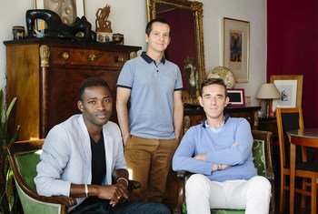 Christophe e Armand acolhem Louis, à esquerda. O jovem teve de fugir do Mali devido à sua sexualidade e atividades com a comunidade Lgbti
