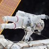 El ex astronauta Scott Kelly flotando en el espacio en diciembre de 2015.
