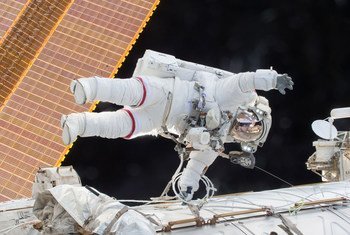 رائد فضاء ناسا، سكوت كيلي، وهو يطفو أثناء سيره في الفضاء في 21 ديسمبر 2015 عندما أطلق هو وزميله رائد الفضاء تيم كوبرا مكابح الفرامل على عربات معدات الطاقم على جانبي المحطة الفضائية.