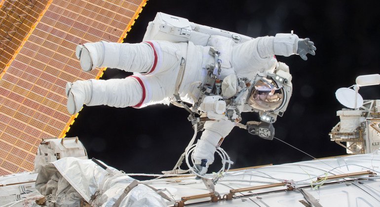अमेरिकी अन्तरिक्ष एजेंसी - नासा के यात्री स्कॉट कैली को, 21 दिसम्बर 2015 को, अन्तरिक्ष में तैरते हुुए देखा जा सकता है. 