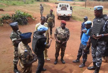 Un officier de police du Togo mène une évaluation conjointe de la situation sécuritaire à Bangassou, dans l'est de la République centrafricaine.