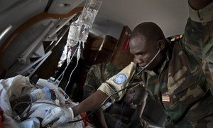  Médicos de la MINUSMA del equipo de evacuación aeromédica de Togo evacúan a un colega gravemente herido hacia la capital, Bamako.
