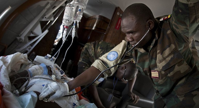 Des médecins du Togo, membres de l'équipe d'évacuation médicale aérienne de la Mission des Nations Unies au Mali (MINUSMA), évacuent un civil grièvement blessé de Gao vers Bamako, en collaboration avec Serval et l'unité d'aviation de la MINUSMA.