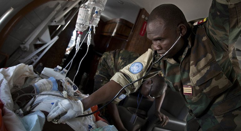  Médicos de la MINUSMA del equipo de evacuación aeromédica de Togo evacúan a un colega gravemente herido hacia la capital, Bamako.