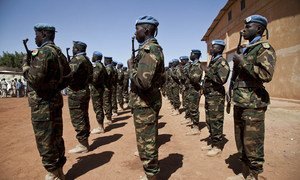 Des Casques bleus du Togo défilent lors d’une visite du Conseil de sécurité à Mopti, au Mali, en octobre 2017.
