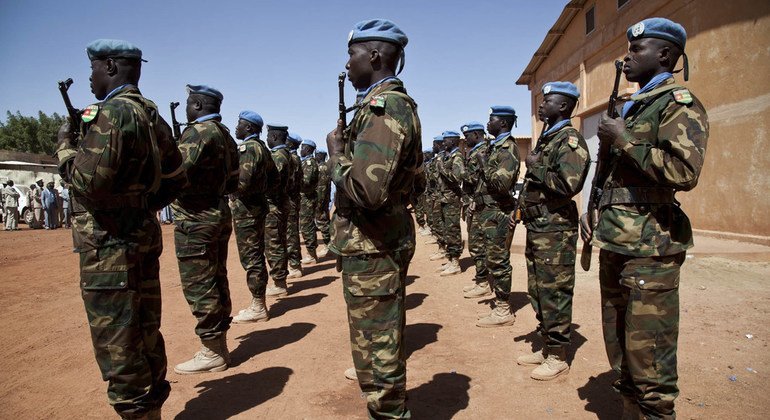 Cascos azules de Togo desfilan durante la visita del Consejo de Seguridad de la ONU a Mopti. 