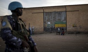 Un membre du contingent togolais de la Mission des Nations Unies au Mali (MINUSMA) assure la sécurité lors d'une patrouille quotidienne dans les rues de Menaka, dans le nord du Mali.