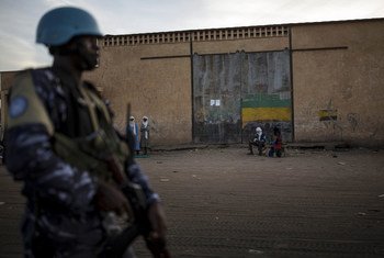 Un miembro del contingente togolés de MINUSMA garantiza la seguridad, en las calles de Menaka, en el norte de Mali. 