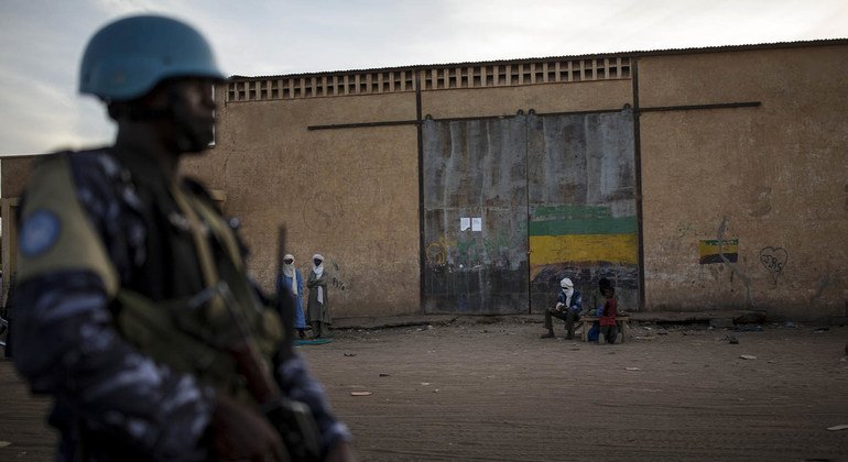 Un miembro del contingente togolés de MINUSMA garantiza la seguridad, en las calles de Menaka, en el norte de Mali. 