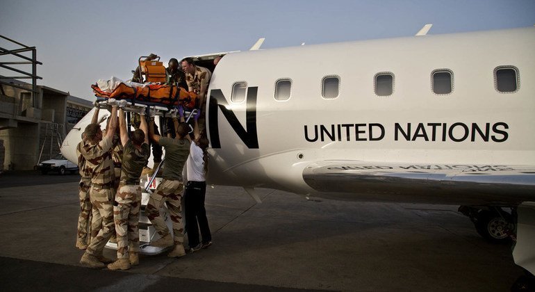  Médicos de la MINUSMA del equipo de evacuación aeromédica de Togo evacúan a un colega gravemente herido hacia la capital, Bamako.