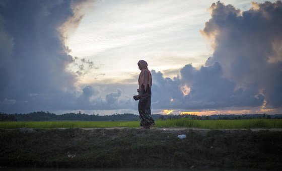 Mulher rohingya cruza a fronteira entre Mianmar e Bangladesh