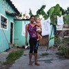 Genesis Cerrato,de dieciséis años, con su hijo de un año. Ella viajó con toda su familia desde Honduras para huir de la violencia.