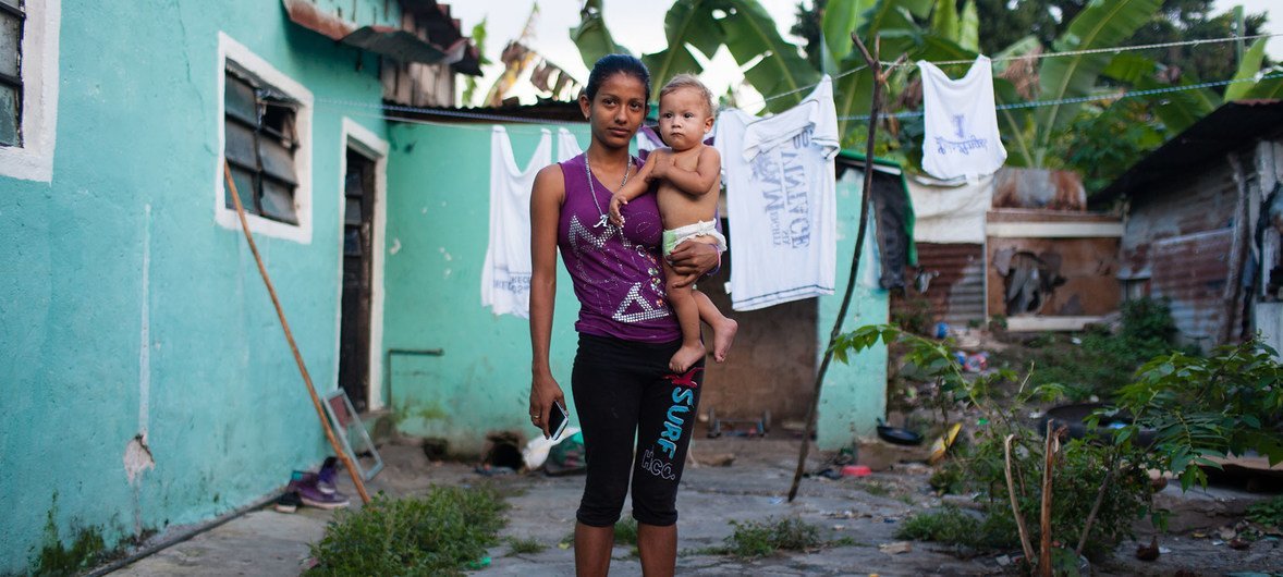 Genesis Cerrato,de dieciséis años, con su hijo de un año. Ella viajó con toda su familia desde Honduras para huir de la violencia.