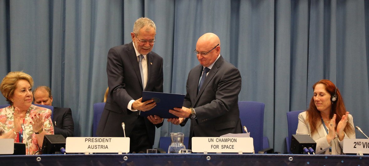 UN Champion for Space Scott Kelly presents the UNISPACE+50 commemorative stamps to the President of Austria, Alexander Van der Bellen.