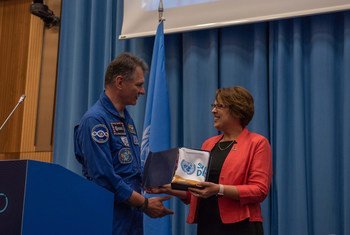 欧洲航天局宇航员保罗-内斯波利向联合国外层空间事务厅主任迪皮波赠送曾搭载国际空间站的可持续发展目标旗帜。