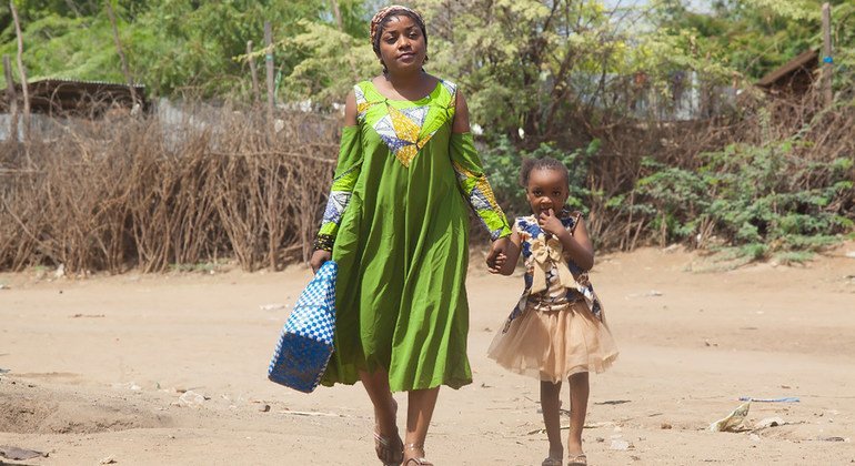  Esperanza camina con su hija en el refugiados de Kakuma, en el noroeste de Kenia.