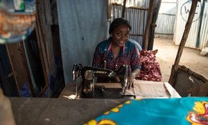 Esperanza Tabisha, una diseñadora de moda de la República Democrática del Congo, empezó a su negocio de costura en el campamento para refugiados de Kakuma en 2011.