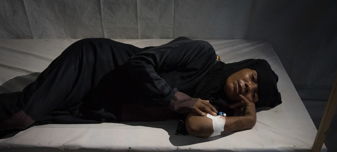 Une patiente touchée par le choléra sur un lit en bois dans un hôpital à Hodeïda, au Yémen. (15 avril 2017)