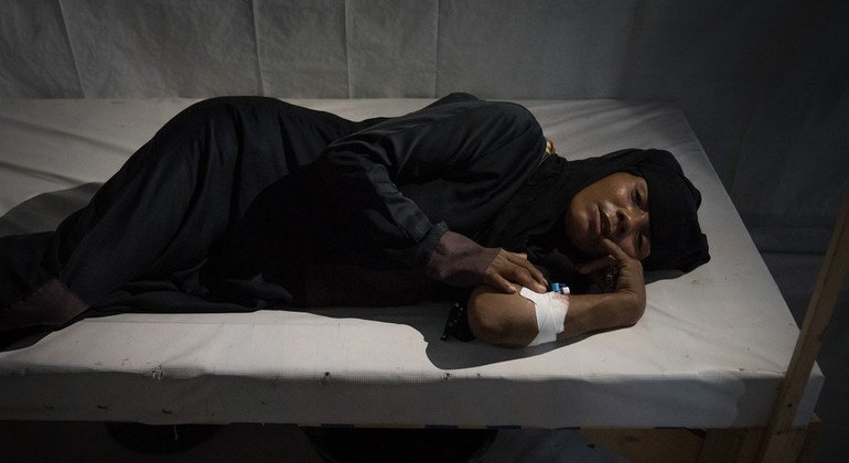 Un paciente con sospecha de cólera yace en una cama de madera en un hospital en Hodeida. 