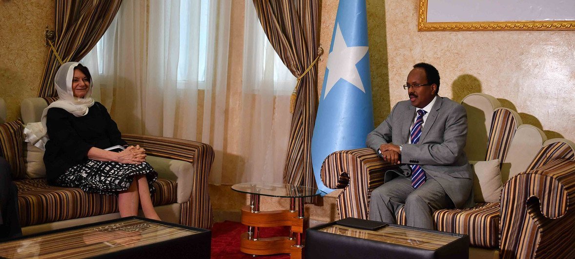 La Secrétaire générale adjointe des Nations Unies aux affaires politiques, Rosemary DiCarlo, lors d'une réunion avec le Président fédéral de Somalie, Mohamed Abdullahi Mohamed Farmaajo, le 7 juin 2018 à Mogadiscio.