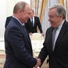 Katibu Mkuu wa Umoja wa Mataifa António Guterres(kulia) akishikana mikono na Rais wa Urusi Vladimir Putin Kremlin Moscow