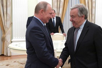 Katibu Mkuu wa Umoja wa Mataifa António Guterres(kulia) akishikana mikono na Rais wa Urusi Vladimir Putin Kremlin Moscow