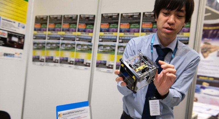 Un kit de entrenamiento HEPTA-SAT, que es parte de la Exhibición UNISIC-Global. Los satélites reales, que ya están en uso, son exactamente del mismo tamaño que estos kits. 