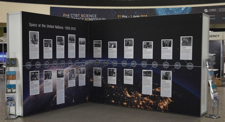 La exhibición de UNOOSA muestra los principales eventos e hitos que se han logrado en 50 años de trabajo para  armonizar los esfuerzos internacionales para utilizar el espacio para el bien común. 