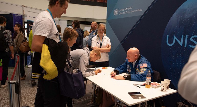 El campeón de la ONU para el espacio Scott Kelly, un exastronauta de la NASA, firma un autógrafo y habla con los niños en la exposición.                                                                                                                       