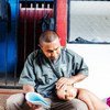 Eduardo, de treinta y un años, con su hija Sara en su casa de Chiapas, México. Eduardo y su familia escaparon de la violencia de las pandillas de El Salvador.